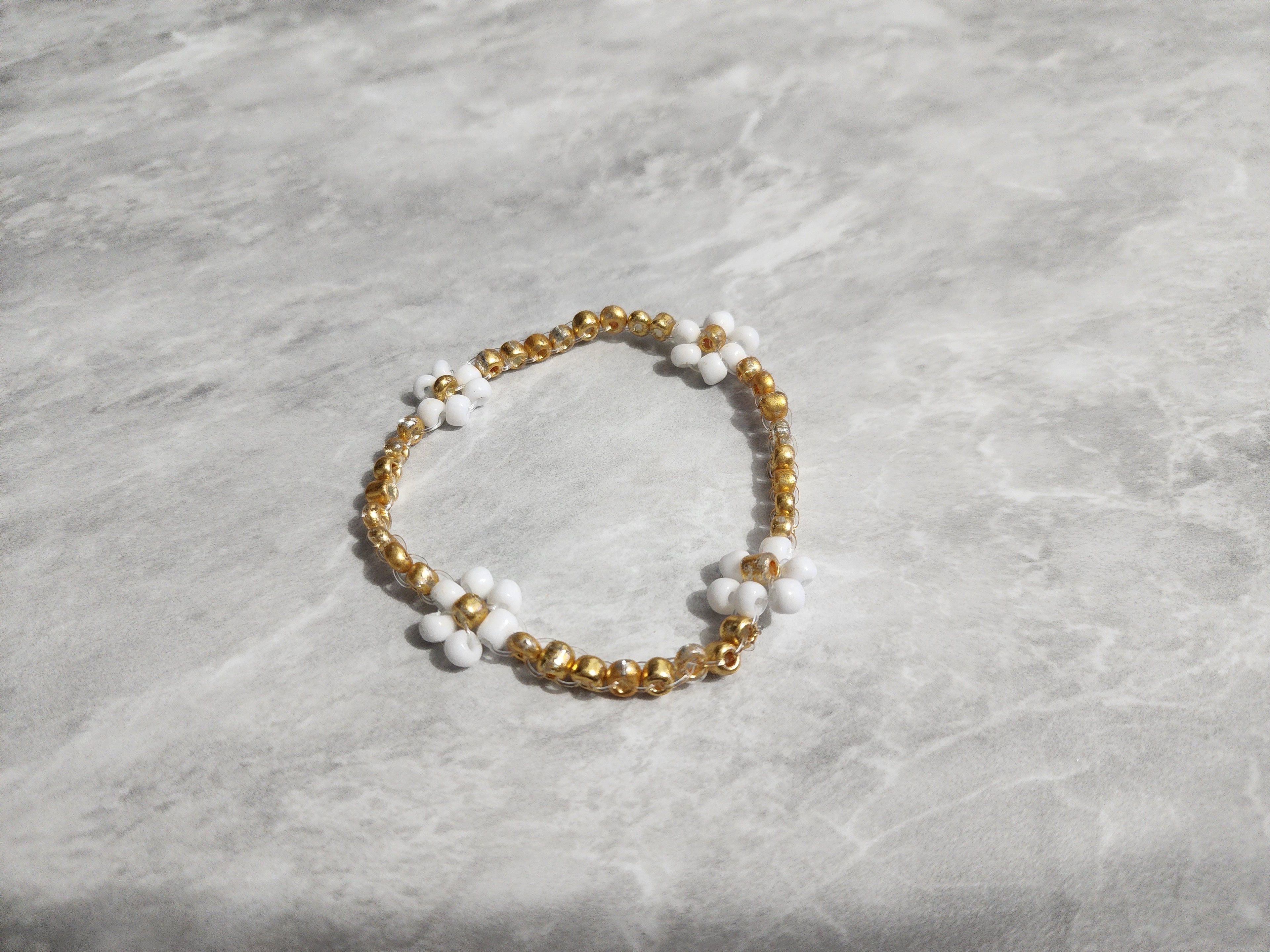 4 Flowers bracelet (white and gold)